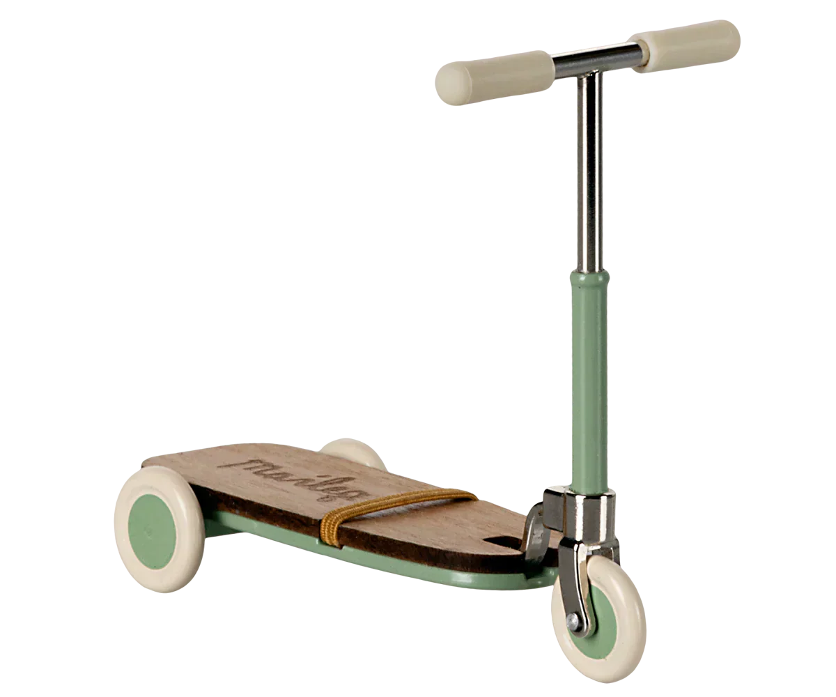Maileg Kick board, Mouse - Mint - Caitly
