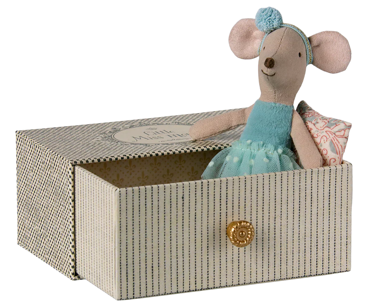 Maileg Dance mouse in daybed, Little sister - Blue - Caitly