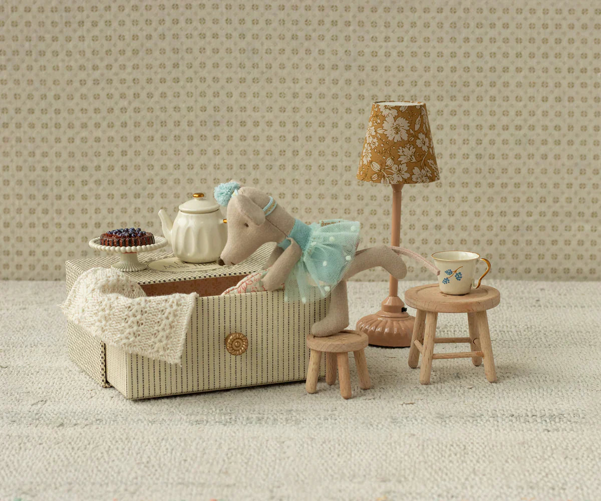 Maileg Dance mouse in daybed, Little sister - Blue - Caitly